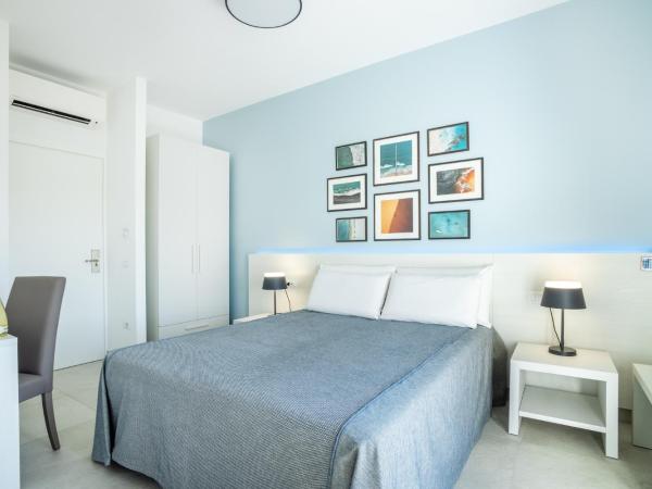 J Rooms : photo 1 de la chambre chambre double avec salle de bains privative