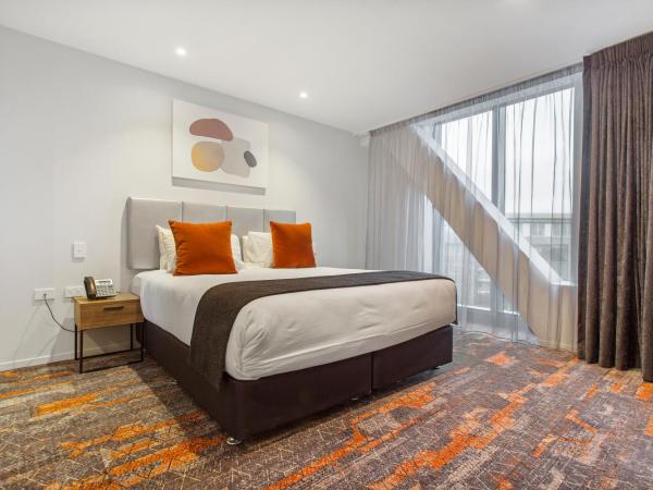 Ramada by Wyndham Newmarket Auckland : photo 6 de la chambre studio lit king-size et lit simple simple avec kitchenette - accessible aux personnes à mobilité réduite - ne donne pas sur autoroute