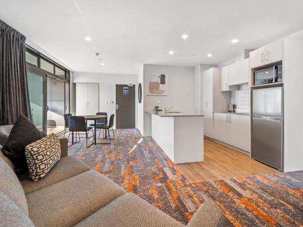 Ramada by Wyndham Newmarket Auckland : photo 3 de la chambre appartement 2 chambres lit king-size avec cuisine