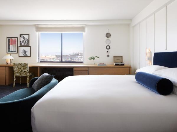 Kimpton Alton Fisherman's Wharf, an IHG Hotel : photo 1 de la chambre chambre lit king-size premium avec baignoire et douche à l'italienne - vue sur baie