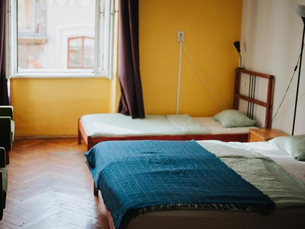 Nap Hostel Pécs : photo 1 de la chambre chambre double privée avec salle de bains commune