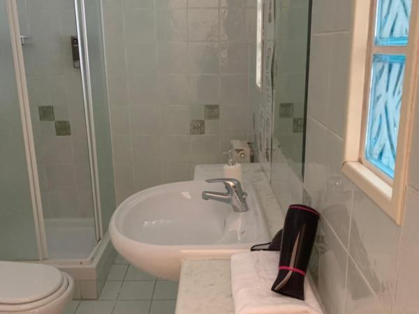 Altrove : photo 2 de la chambre chambre double avec salle de bains privative