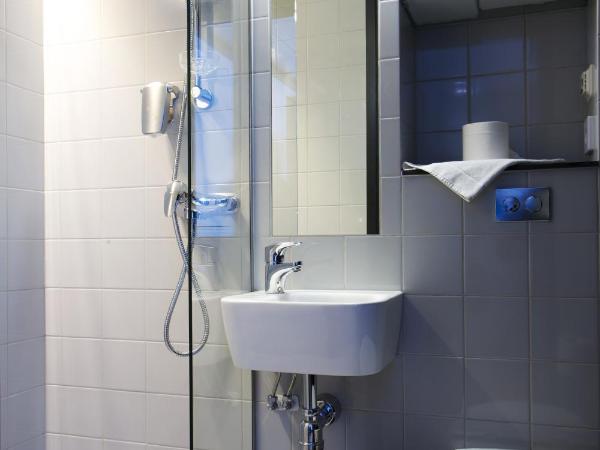 Comfort Hotel City : photo 3 de la chambre petite chambre simple