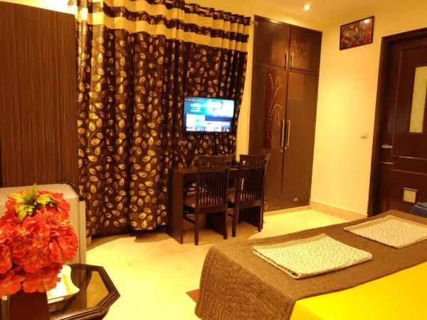 Pearl Premium Homes, Family BnB Guest-House : photo 1 de la chambre chambre triple avec balcon