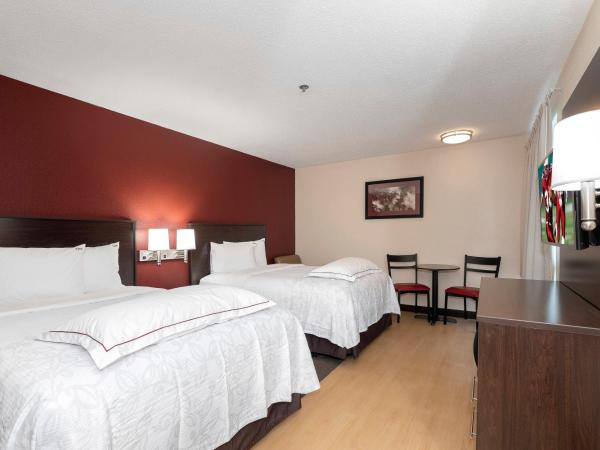 Red Roof Inn PLUS+ San Antonio Downtown - Riverwalk : photo 1 de la chambre chambre 2 lits doubles premium - non-fumeurs - literie surclassée et boîte de collation