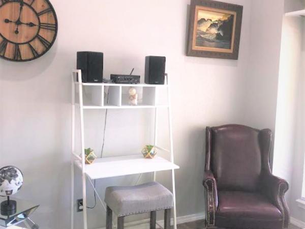 Private Bedroom Suite Communal House near Integris : photo 6 de la chambre chambre simple avec salle de bains privative