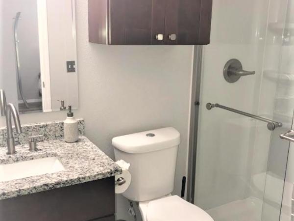 Private Bedroom Suite Communal House near Integris : photo 8 de la chambre chambre simple avec salle de bains privative