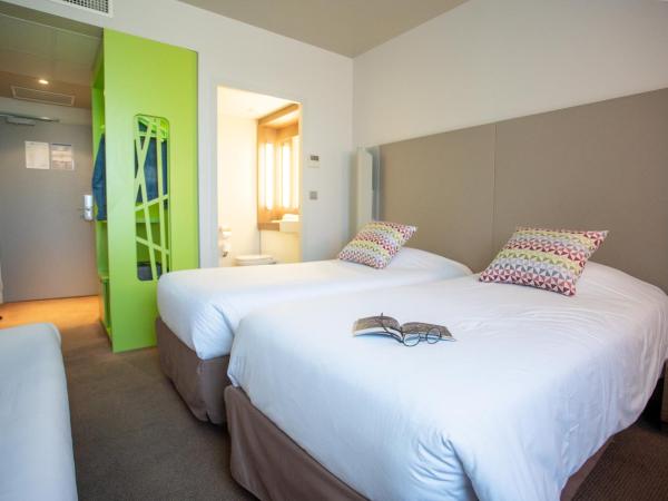 Campanile Carcassonne Est - La Cité : photo 4 de la chambre chambre triple supérieure avec 3 lits simples