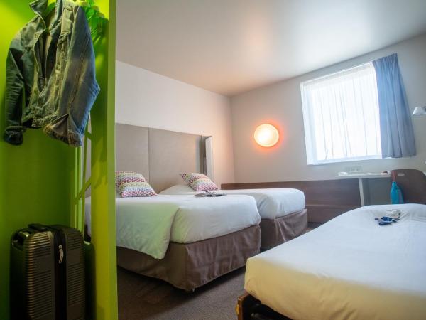 Campanile Carcassonne Est - La Cité : photo 2 de la chambre chambre triple supérieure avec 3 lits simples