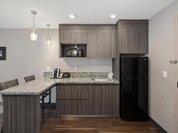 Home Inn & Suites Saskatoon South : photo 4 de la chambre suite lit queen-size deluxe