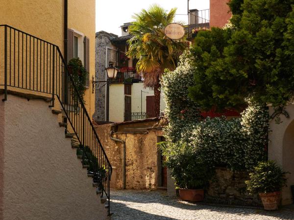 Vista Lakefront Boutique Hotel : photo 9 de la chambre chambre double lit king-size jardin
