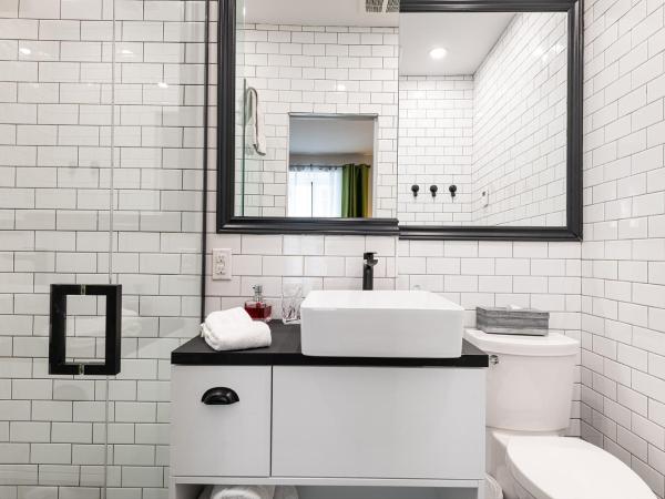 Le Coureur Des Bois : photo 3 de la chambre chambre familiale de luxe avec salle de bains privative