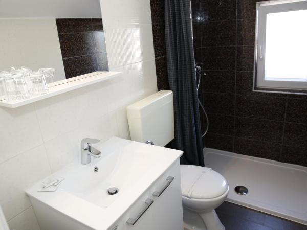 Guest House Lorenta : photo 4 de la chambre chambre triple avec balcon