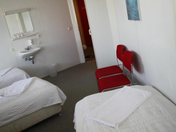 101 Guesthouse Hotel : photo 7 de la chambre chambre triple avec salle de bains commune
