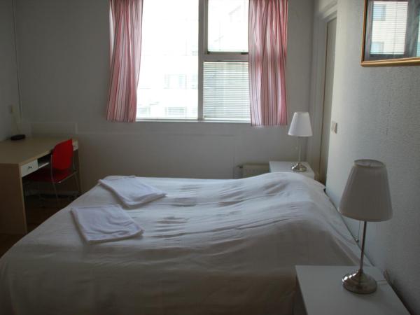 101 Guesthouse Hotel : photo 7 de la chambre chambre double ou lits jumeaux avec salle de bains commune