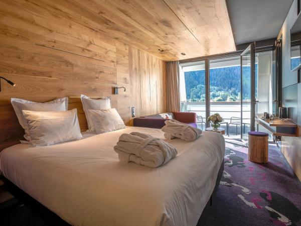 Alpina Eclectic Hotel : photo 5 de la chambre chambre supérieure avec canapé et balcon - vue sur mont blanc