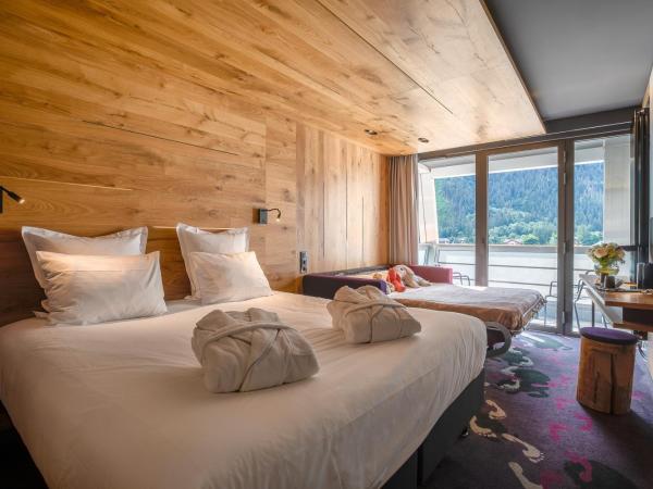 Alpina Eclectic Hotel : photo 3 de la chambre chambre supérieure avec canapé et balcon - vue sur mont blanc