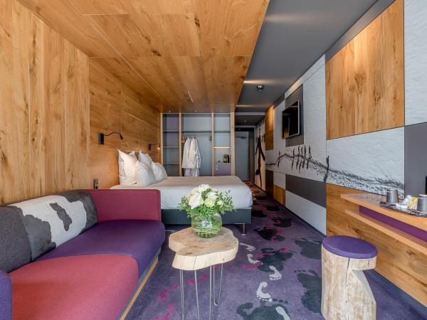 Alpina Eclectic Hotel : photo 2 de la chambre chambre supérieure avec canapé et balcon - vue sur mont blanc