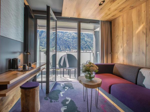 Alpina Eclectic Hotel : photo 6 de la chambre chambre supérieure avec canapé et balcon - vue sur mont blanc