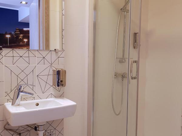 Hostel Annamarie : photo 2 de la chambre chambre triple avec salle de bains