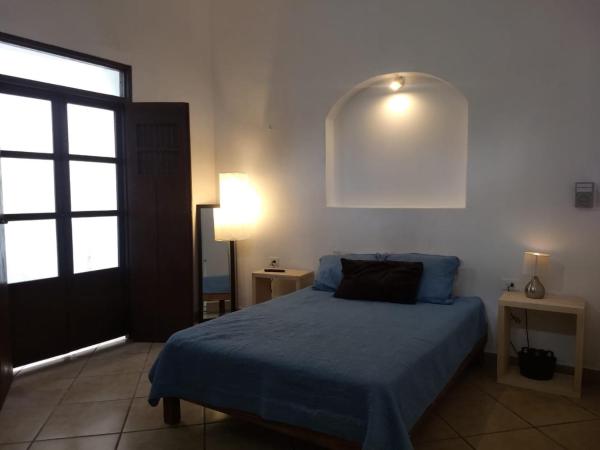 Carlota Guest House : photo 7 de la chambre chambre double avec salle de bains privative