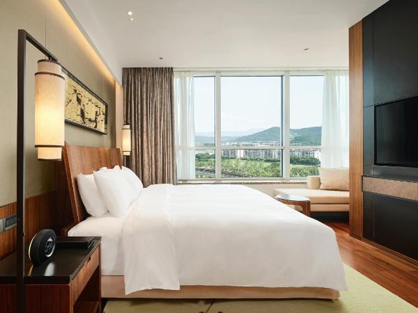 HUALUXE Ningbo Harbor City, an IHG Hotel : photo 2 de la chambre suite 1 chambre lit king-size avec accès au salon-club