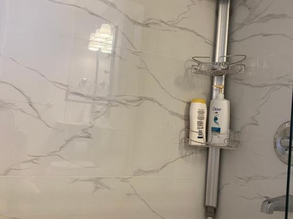 Richmond Vancouver Airport Comfy Home : photo 3 de la chambre chambre lit queen-size avec salle de bains commune