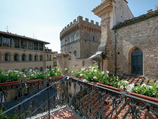 Tornabuoni Place : photo 1 de la chambre chambre lit king-size avec balcon