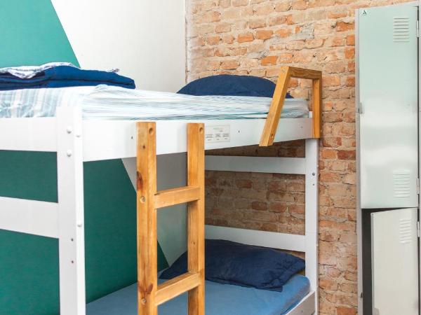 NeighborHUB hostel e coliving : photo 4 de la chambre chambre familiale avec balcon