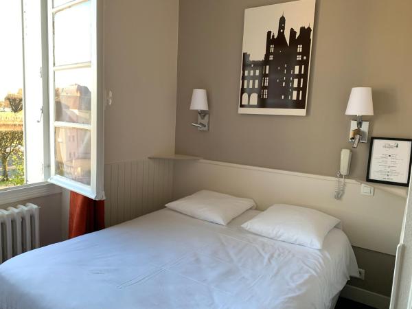Hotel Anne De Bretagne BLOIS : photo 3 de la chambre chambre double standard 10 m2 (sans ascenseur)