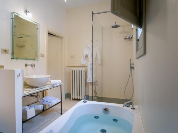 Palazzo Guido : photo 5 de la chambre suite lit queen-size avec baignoire spa