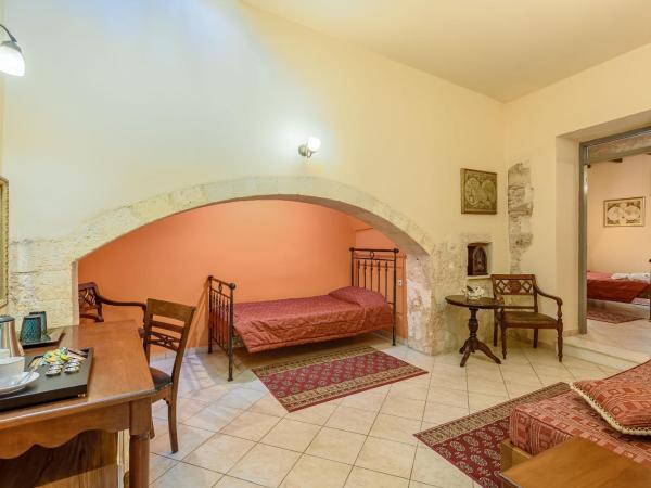 Belmondo Hotel : photo 1 de la chambre suite supérieure avec terrasse et jacuzzi - vue sur vieille ville