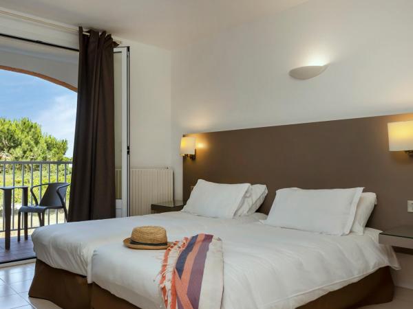 Hôtel Les Lentisques : photo 2 de la chambre chambre lits jumeaux - vue sur jardin