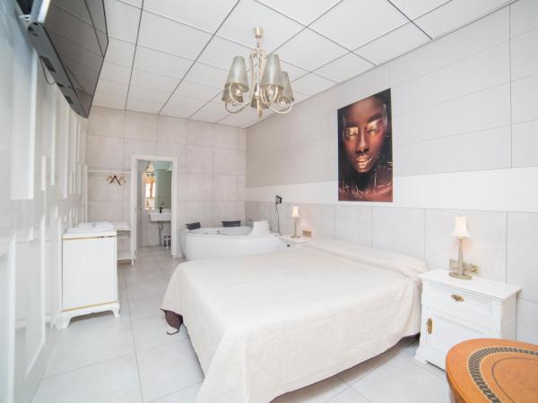 L'Otelet By Sweet : photo 8 de la chambre suite lit queen-size avec baignoire spa