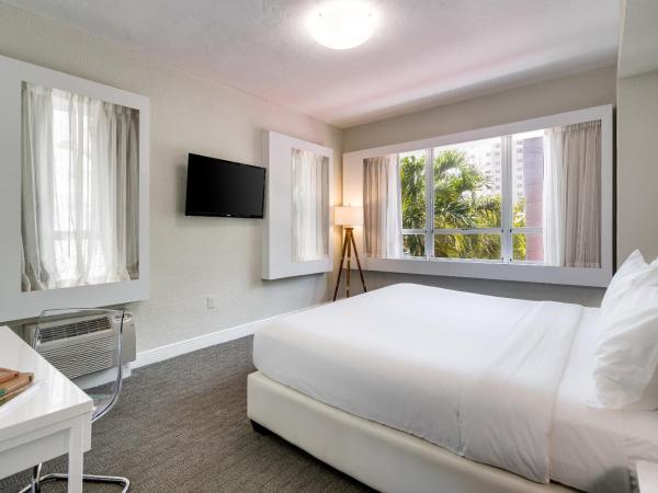 Crest Hotel Suites : photo 1 de la chambre chambre lit king-size standard