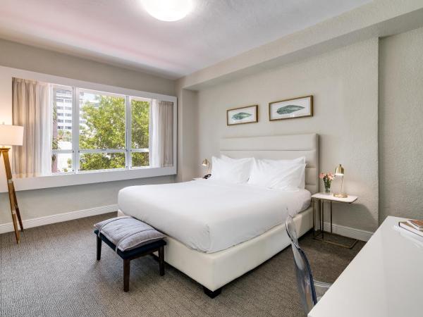 Crest Hotel Suites : photo 3 de la chambre chambre lit king-size standard