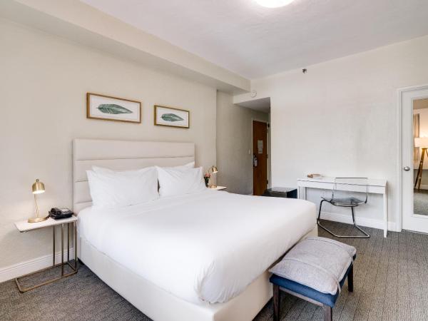 Crest Hotel Suites : photo 4 de la chambre chambre lit king-size standard