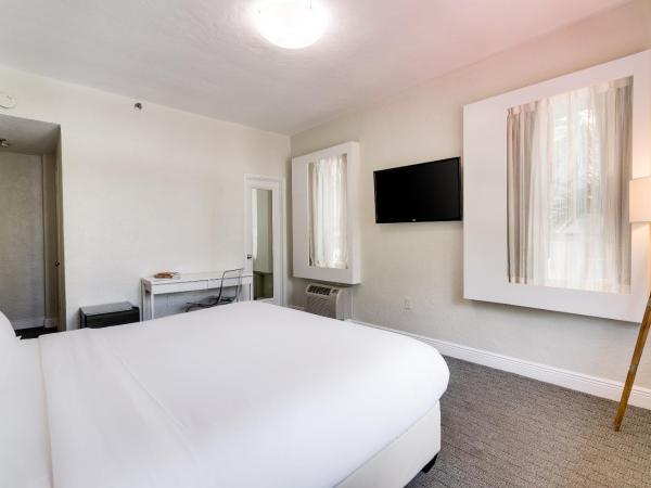 Crest Hotel Suites : photo 2 de la chambre chambre lit king-size standard