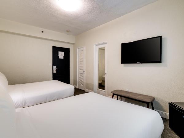 Crest Hotel Suites : photo 3 de la chambre chambre double standard avec 2 lits doubles