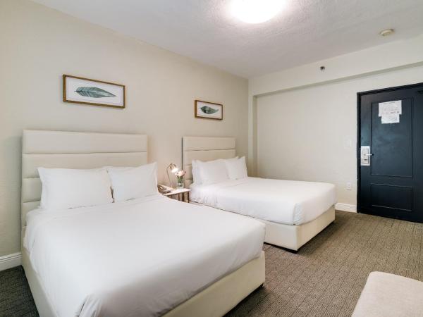 Crest Hotel Suites : photo 1 de la chambre chambre double standard avec 2 lits doubles