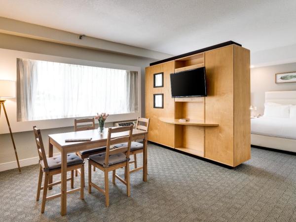 Crest Hotel Suites : photo 2 de la chambre studio avec 2 lits doubles