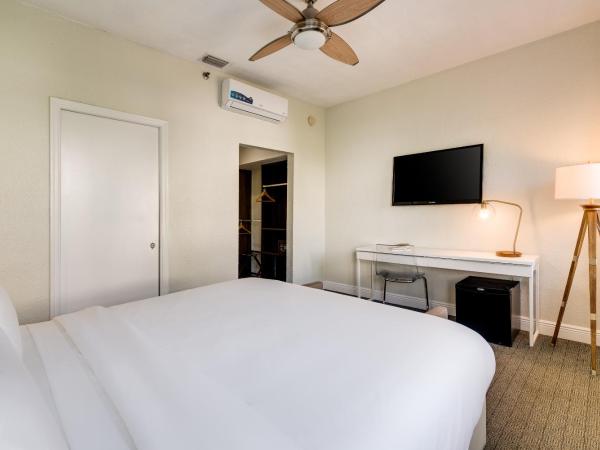 Crest Hotel Suites : photo 5 de la chambre hébergement standard lit king-size pour personnes à mobilité réduite