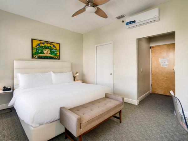 Crest Hotel Suites : photo 2 de la chambre hébergement standard lit king-size pour personnes à mobilité réduite