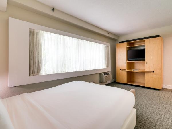 Crest Hotel Suites : photo 4 de la chambre chambre lit queen-size standard