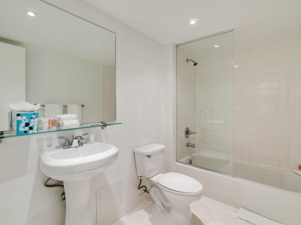 Crest Hotel Suites : photo 5 de la chambre chambre lit queen-size standard