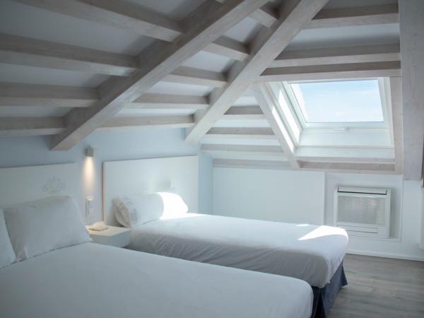 Hotel Alda San Bieito : photo 1 de la chambre chambre familiale supérieure