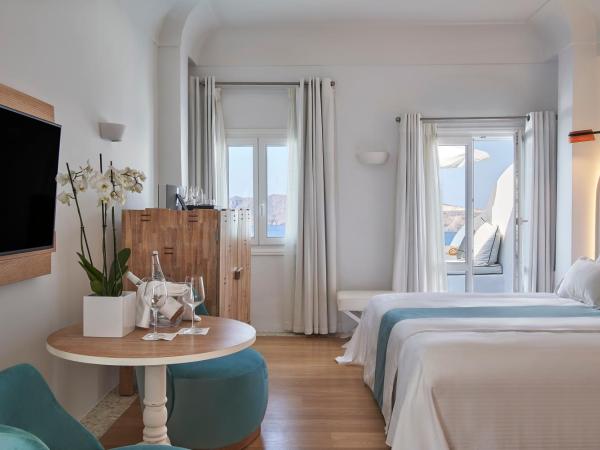 Katikies Kirini Santorini - The Leading Hotels Of The World : photo 2 de la chambre suite junior avec baignoire en plein air - vue sur caldeira