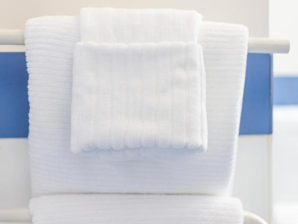 ASURE PRINCE motor lodge : photo 9 de la chambre chambre lit king-size - accessible aux personnes à mobilité réduite