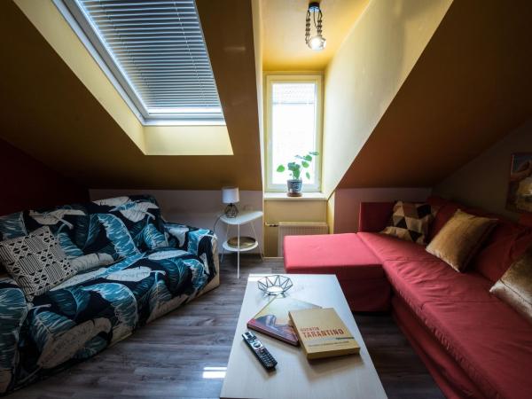 Brix Hostel : photo 3 de la chambre chambre quadruple avec salle de bains privative