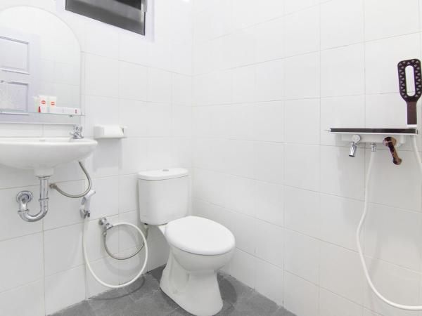 OYO Life 966 Dinda Guesthouse : photo 10 de la chambre chambre double standard